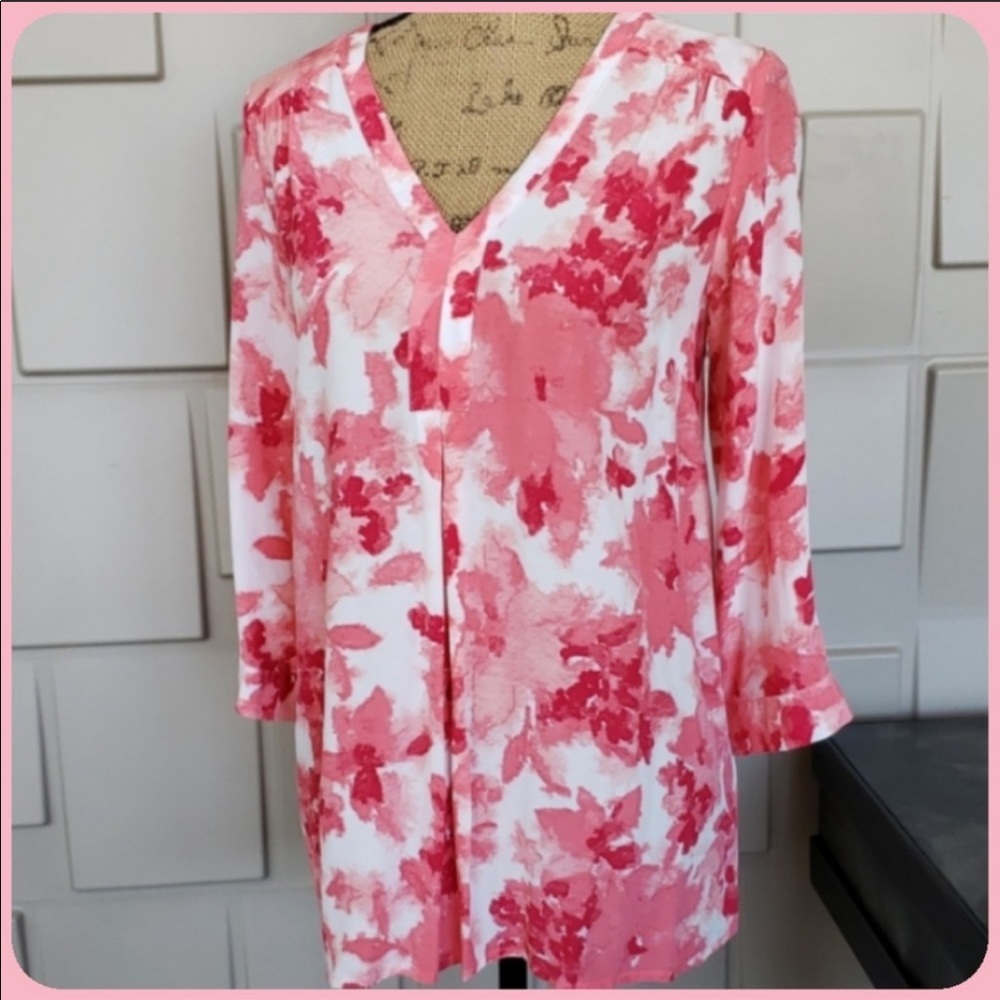 DE Collection top white pink coral floral V neck 3/4 sleeve Size Medium